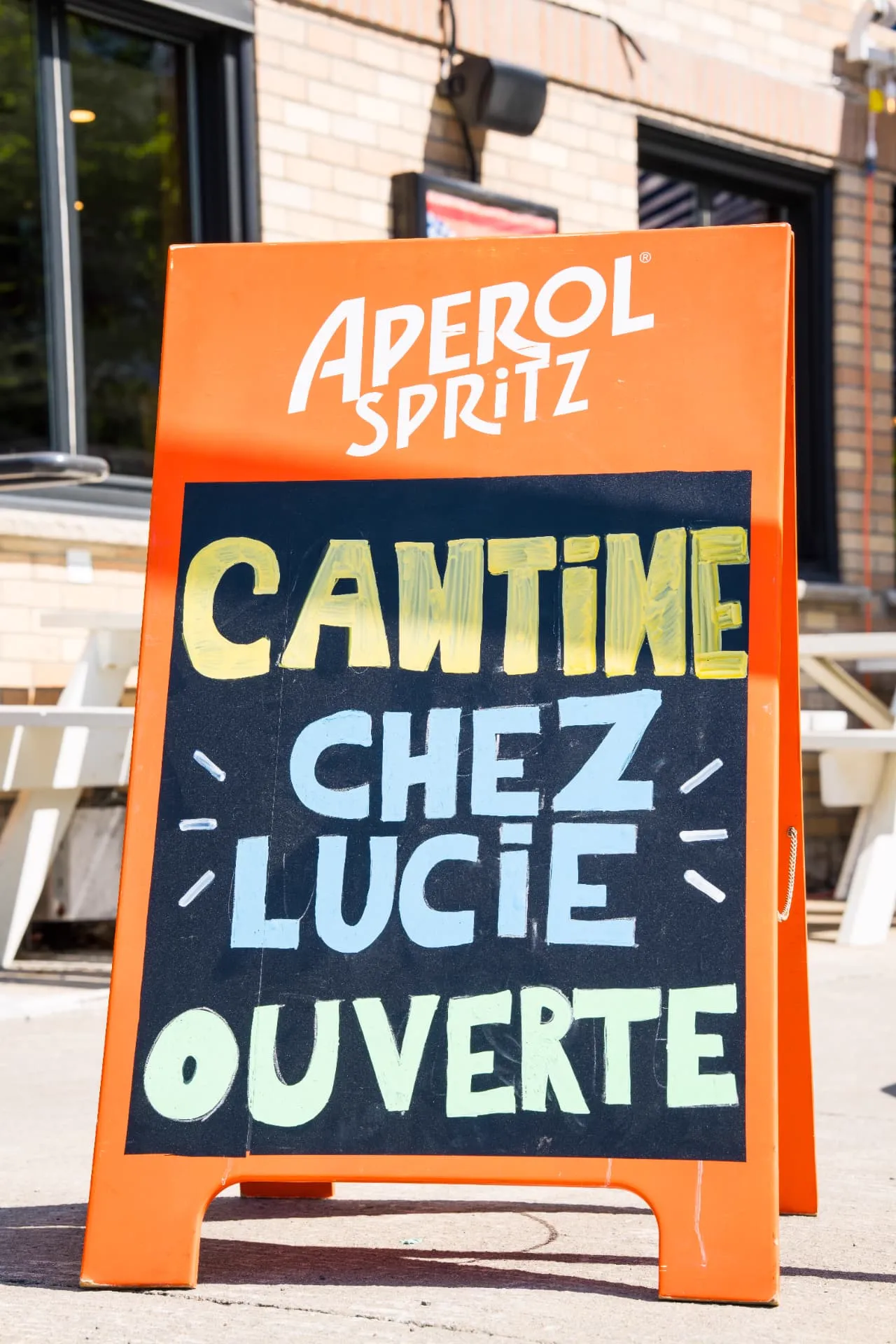 Enseigne Cantine chez Lucie ouverte sur l'avenue Cartier à Québec