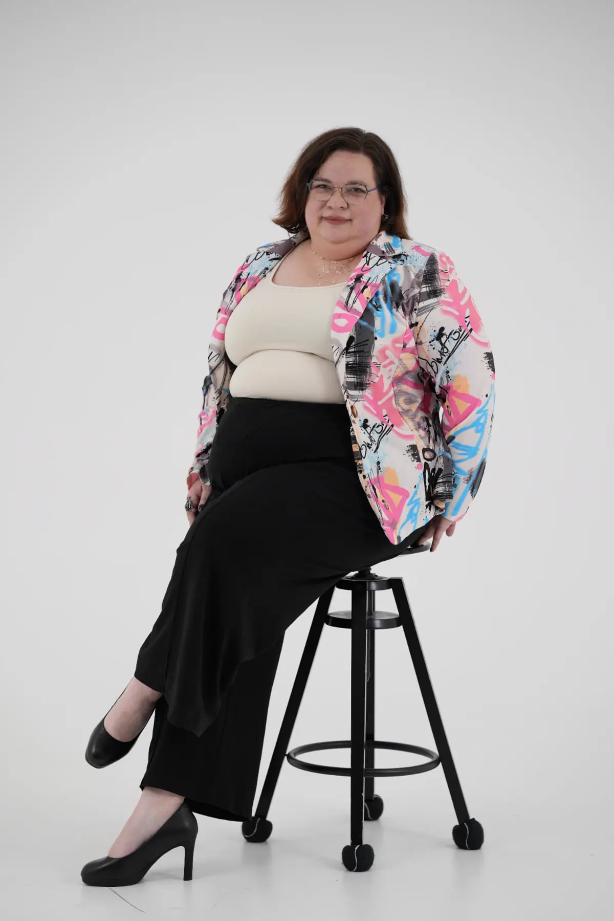 Portrait en studio assise de la fondatrice du cabinet Équita CPA