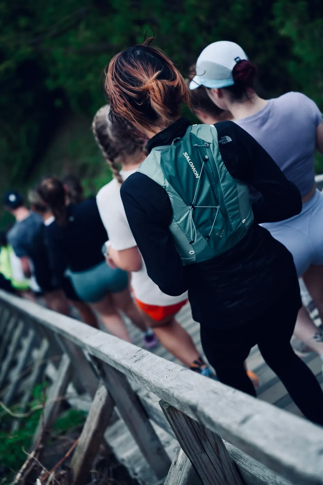 Coureuses du club qui montent un escalier de bois lors d'une sortie