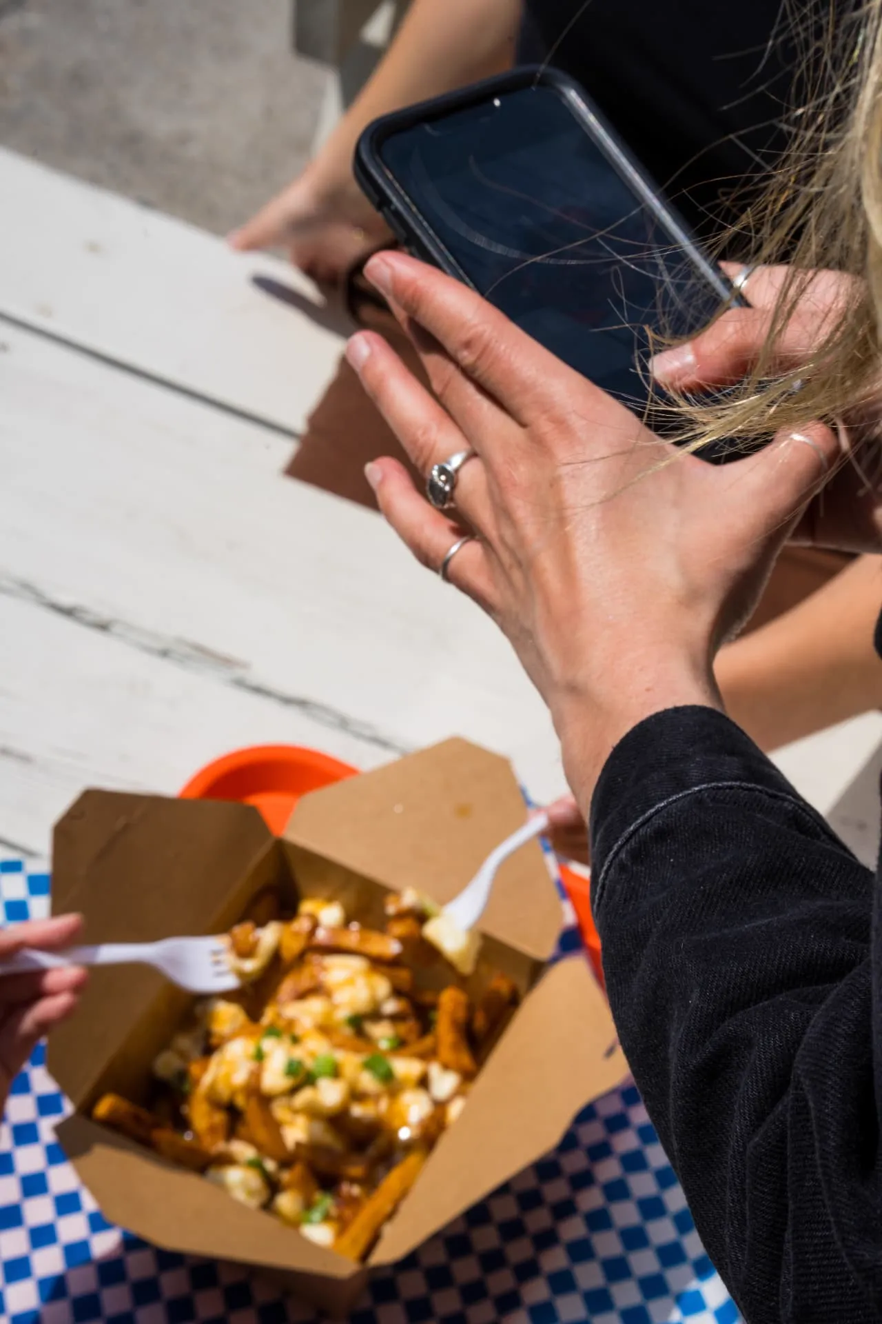 Clients qui photographient leur poutine avec leur téléphone