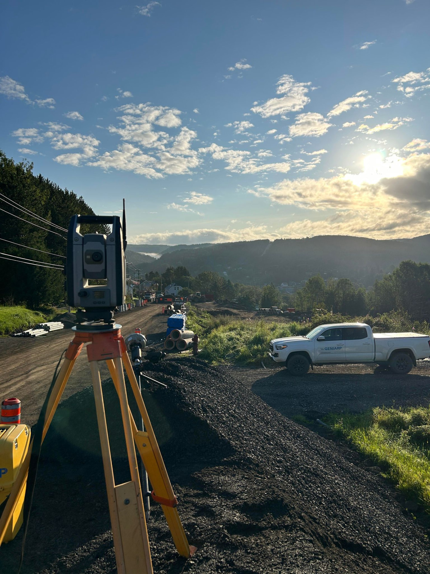 Instrument d’arpentage sur un chantier à la fin de la journée.