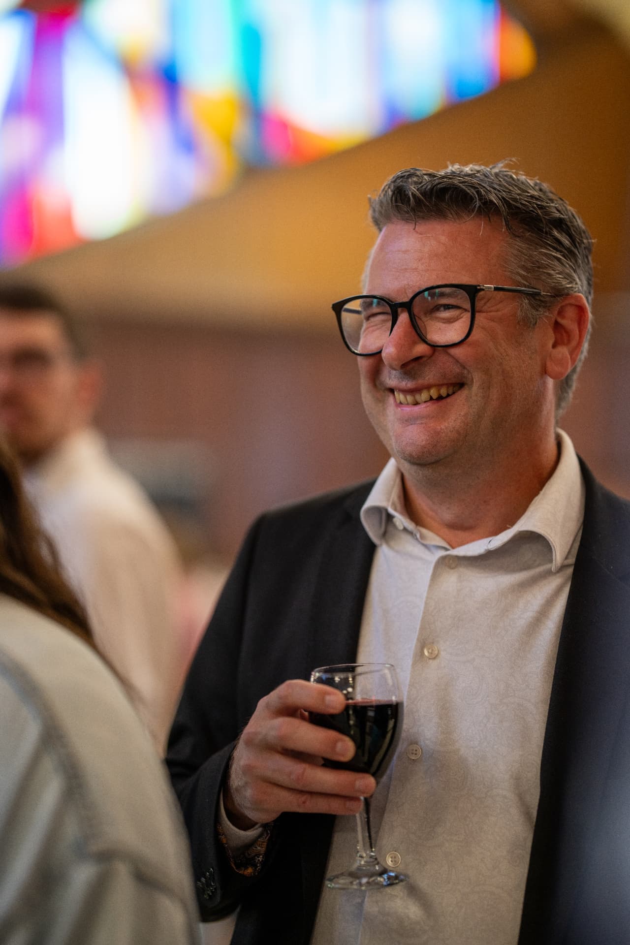 Invité avec son verre pendant la soirée d'entreprise de BVA CPA à Thetford Mines