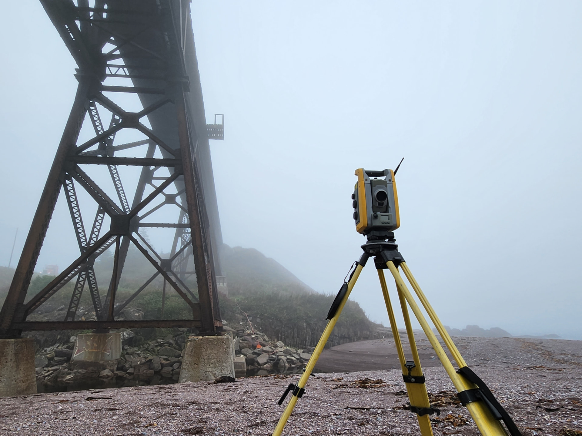Station de mesure sur un chantier côtier en Gaspésie.