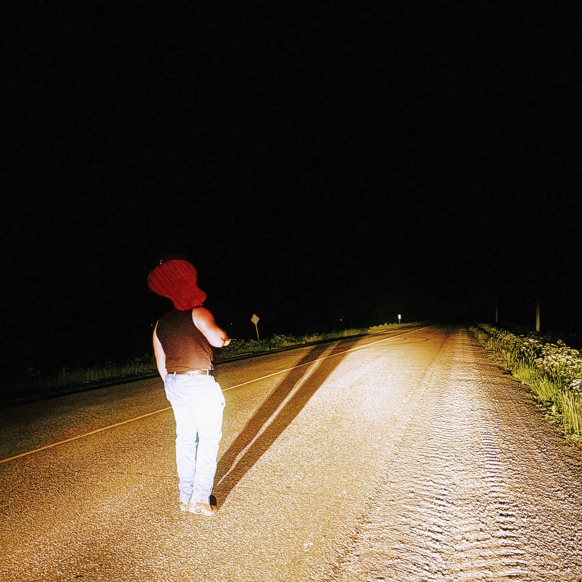 Direction artistique : Arpin Lépine sur une route de campagne la nuit