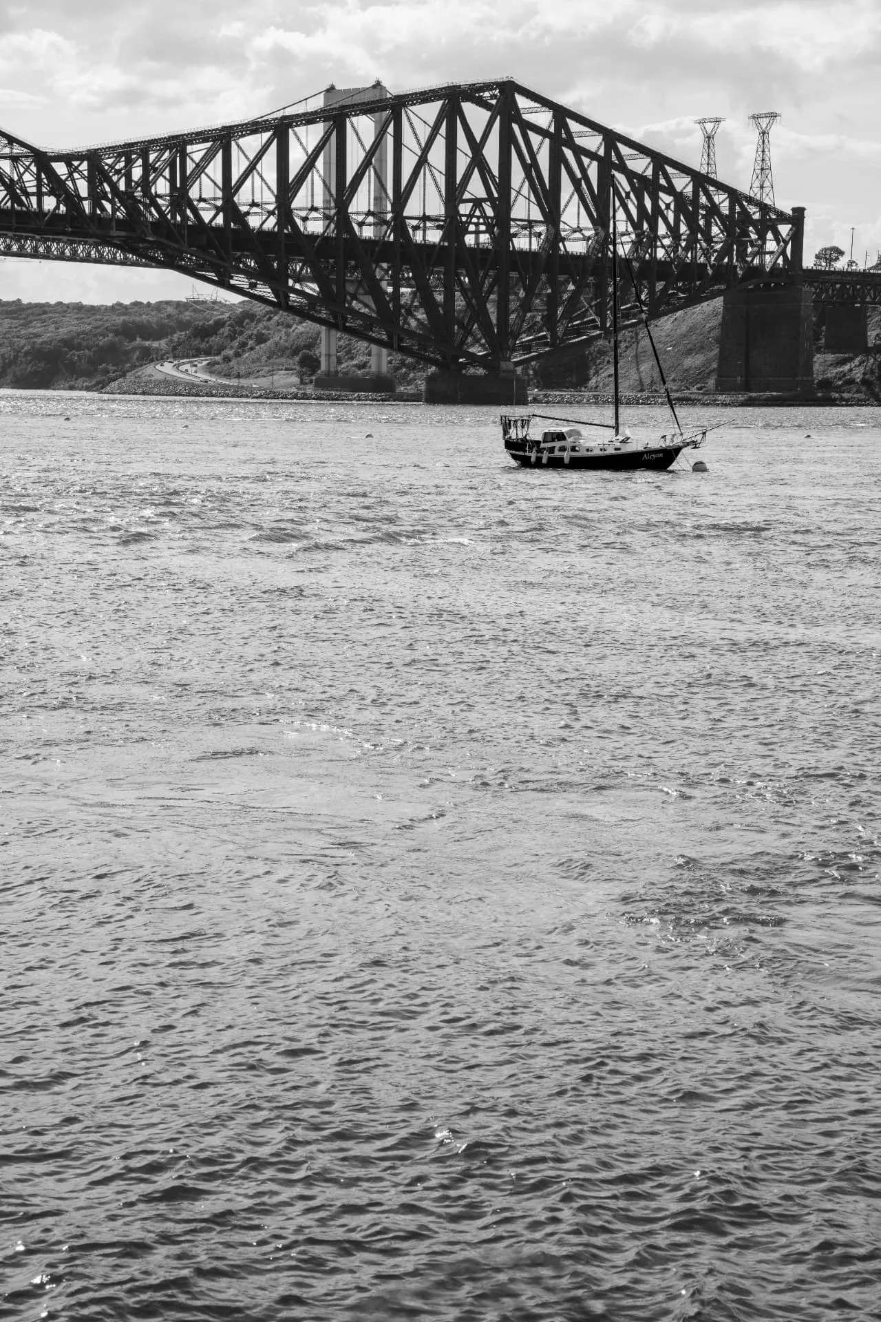 Voilier sous le pont de Québec en fin de journée