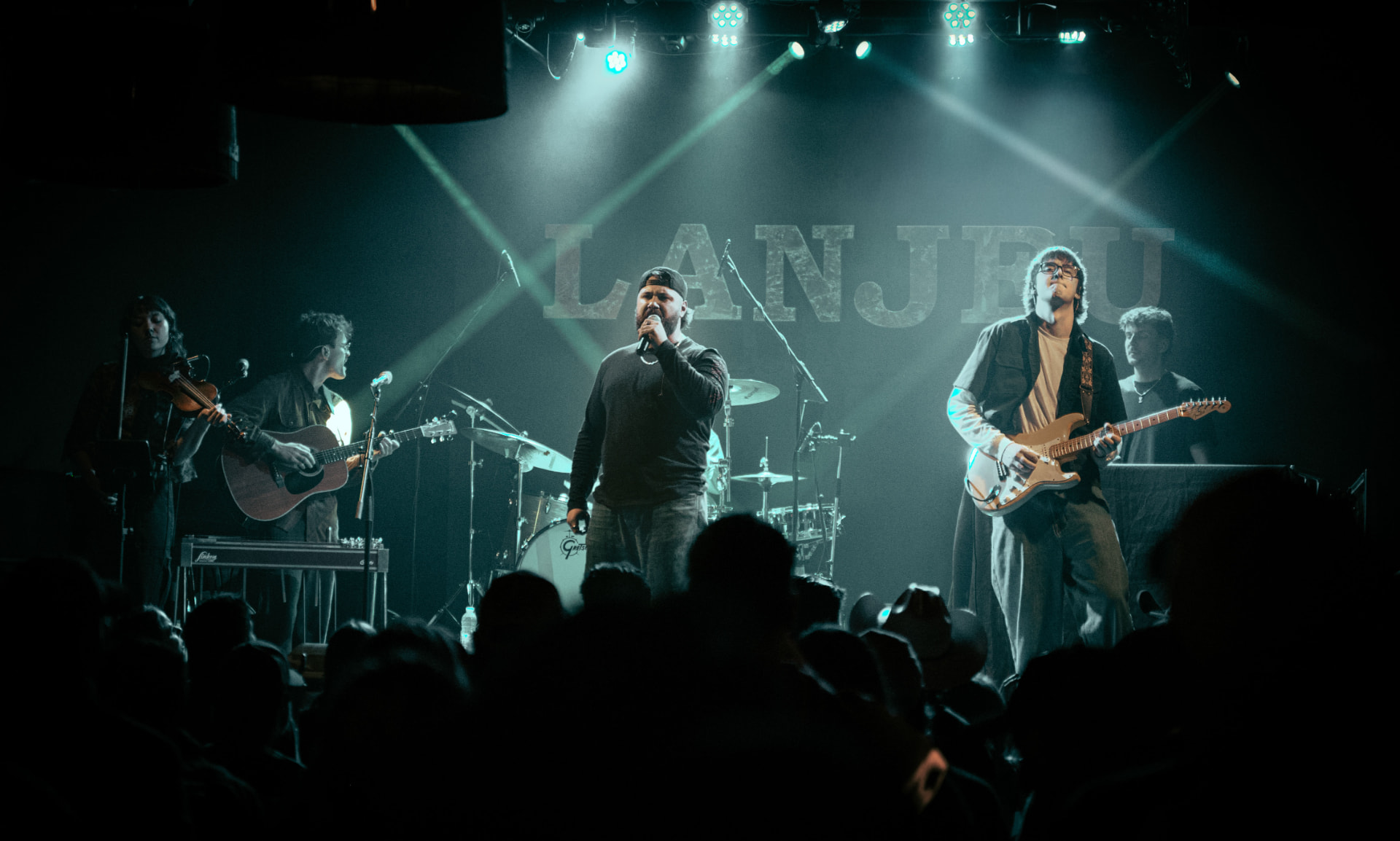 Arpin Lépine en spectacle avec ses musiciens, artiste country folk du Québec