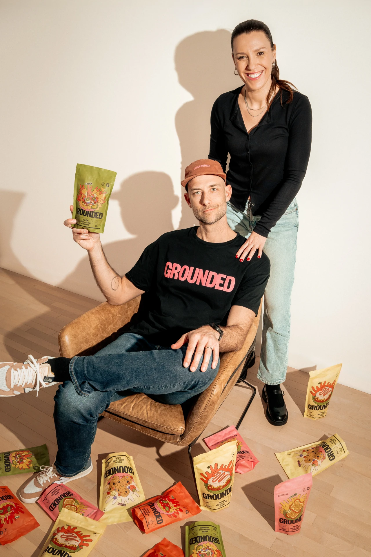 Séance photo de marque Grounded Food en studio avec les produits au sol