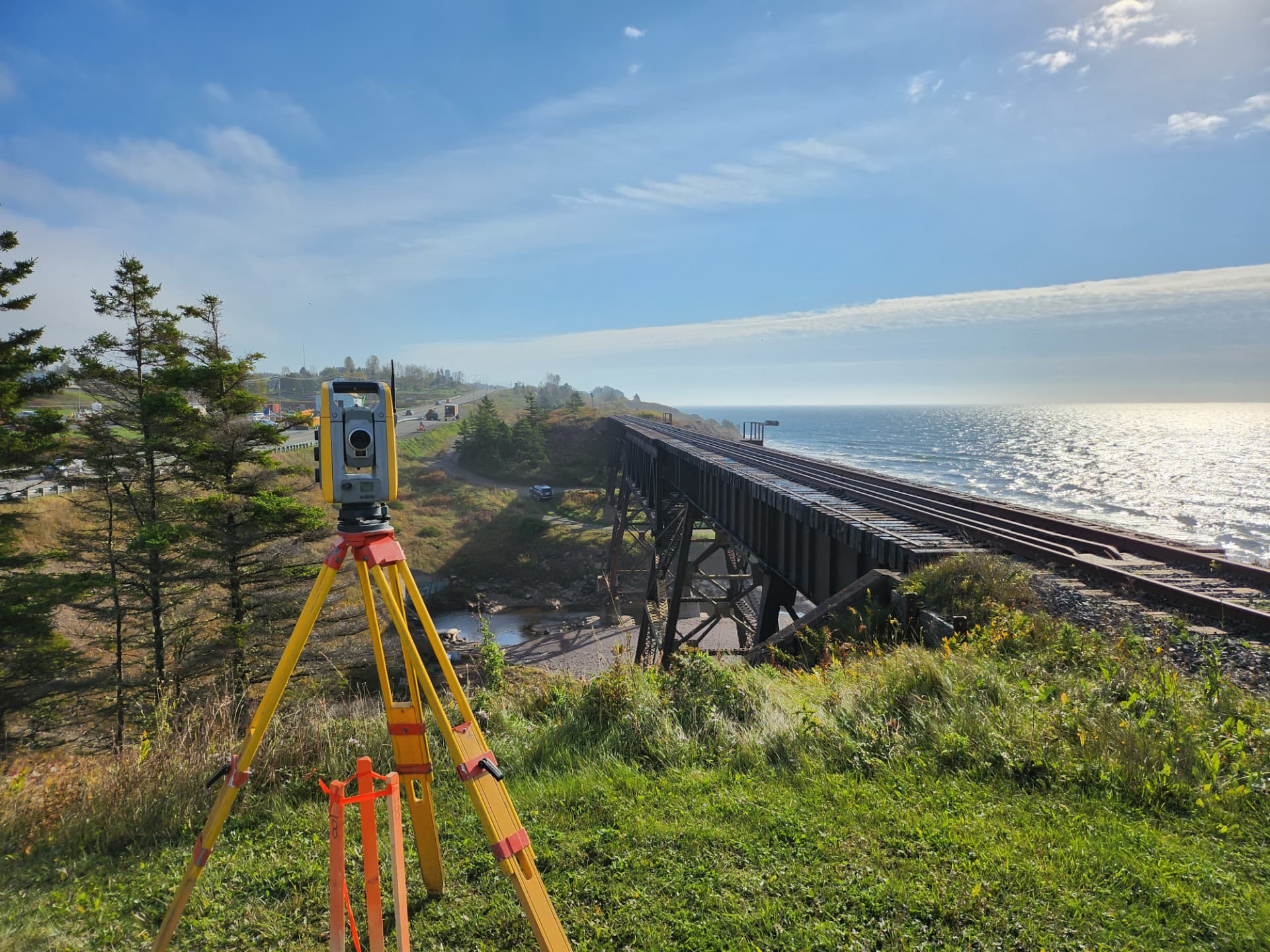 Relevé d’arpentage le long d’une voie ferrée en bord de mer.