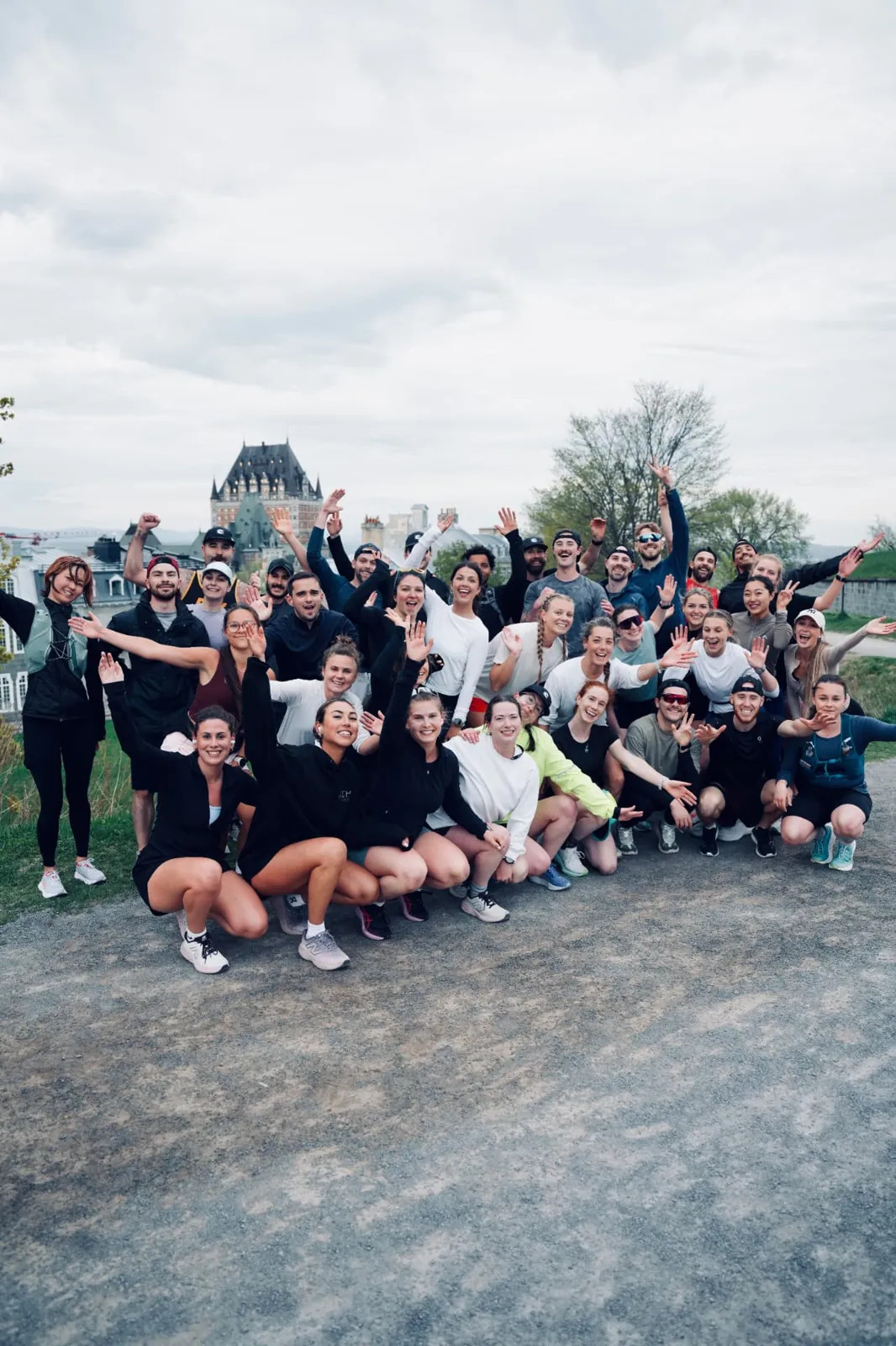 Photo de groupe du Club la Panthère devant le Château Frontenac à Québec