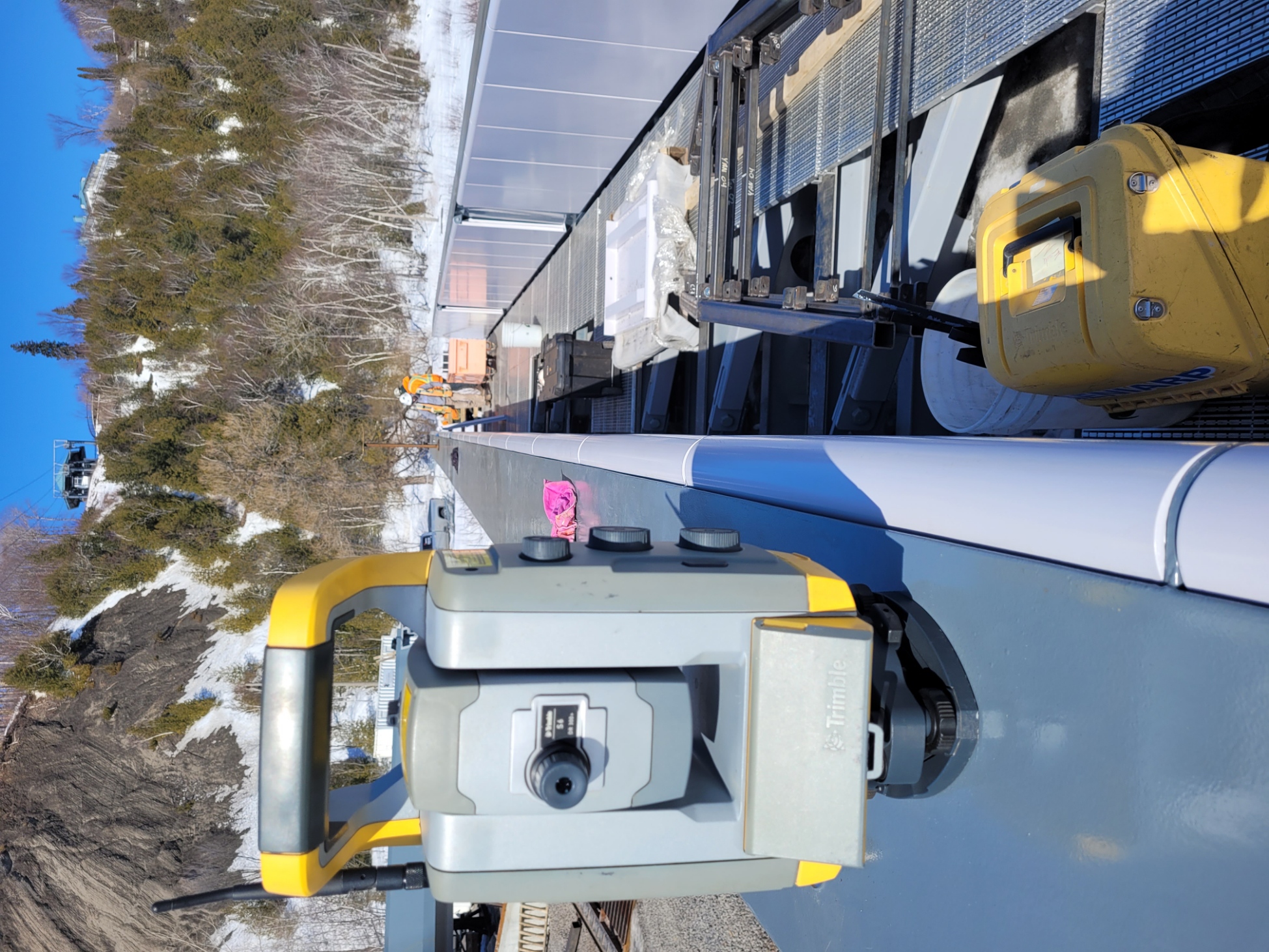 Instrument de mesure sur un chantier de pont.