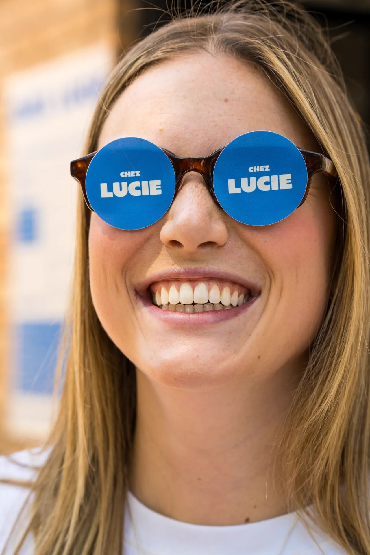 Cliente portant des autocollants Chez Lucie sur ses lunettes