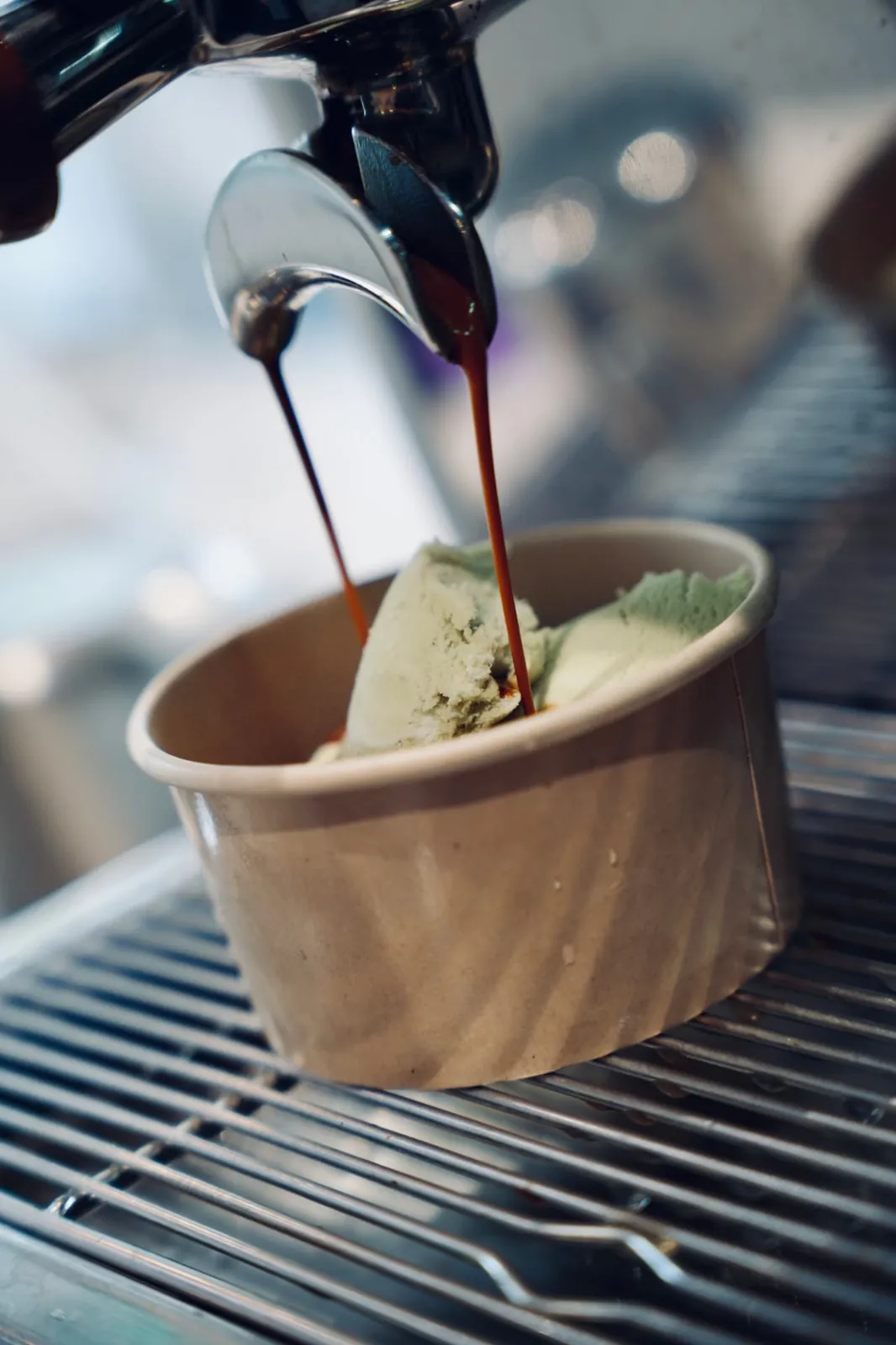 Café espresso versé sur une crème glacée chez un partenaire du club