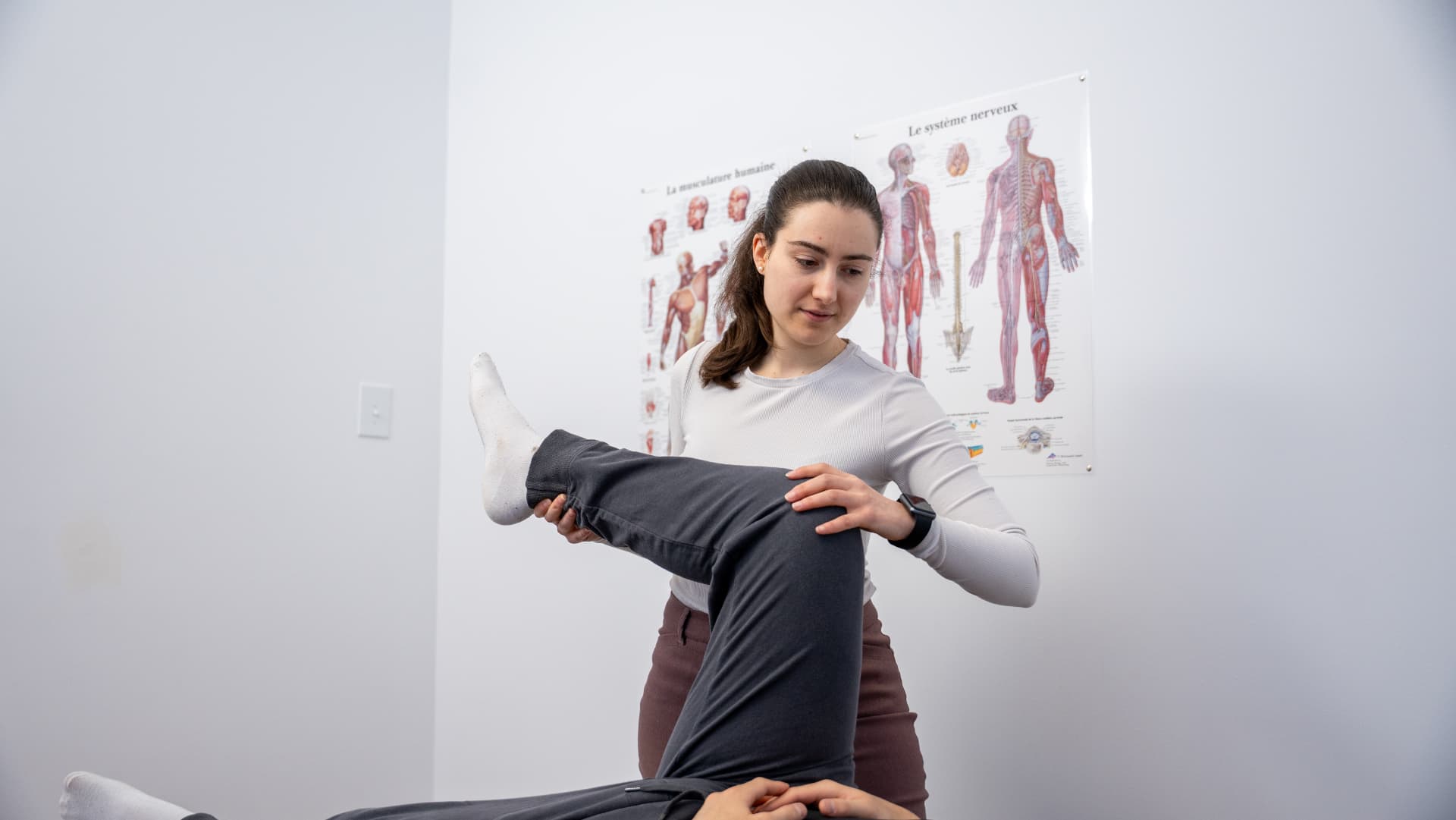 Physiothérapeute d'Équili Physio évaluant la mobilité de la jambe d'un patient