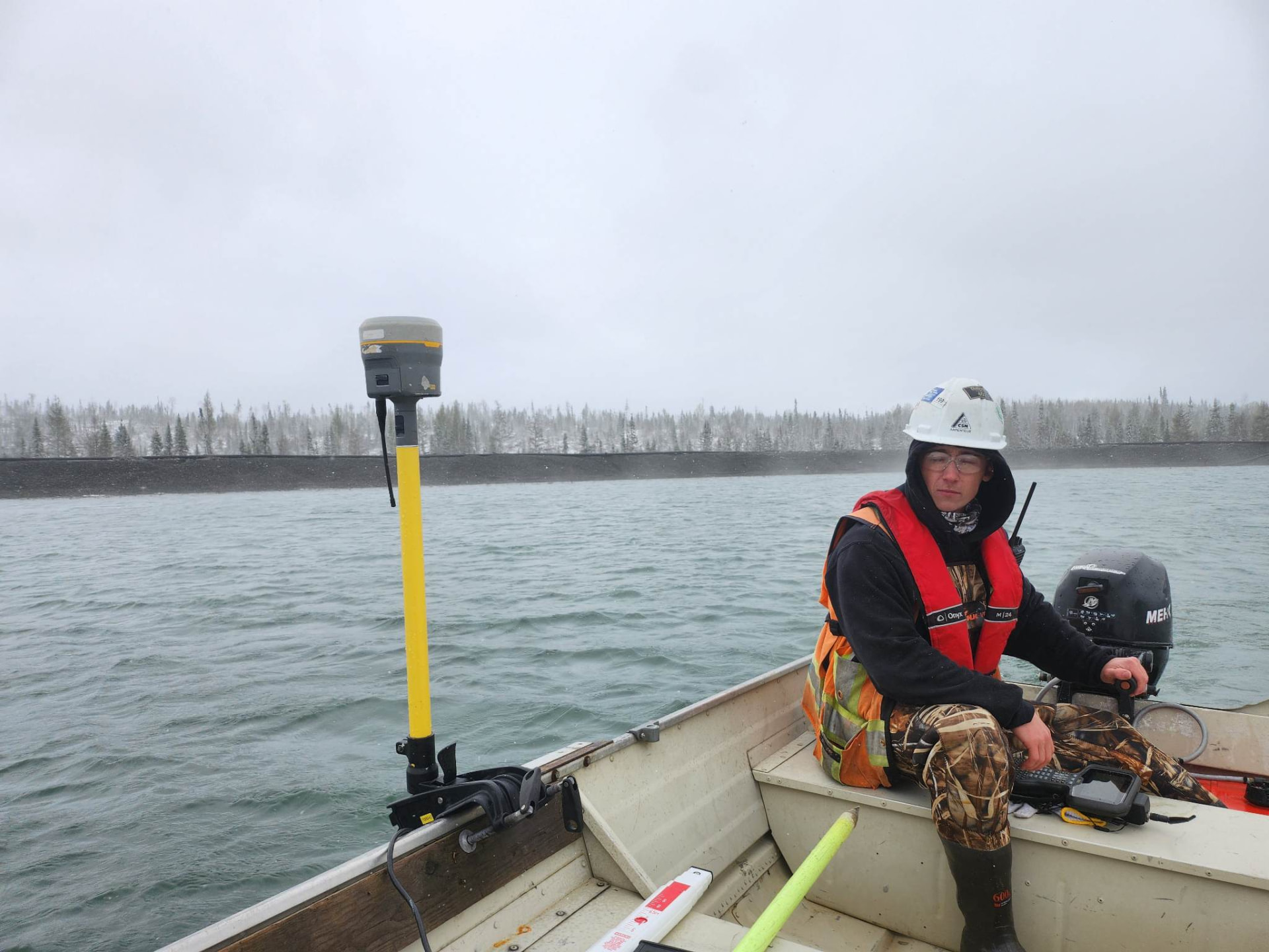 Travail de relevé sur l’eau avec un instrument de mesure.