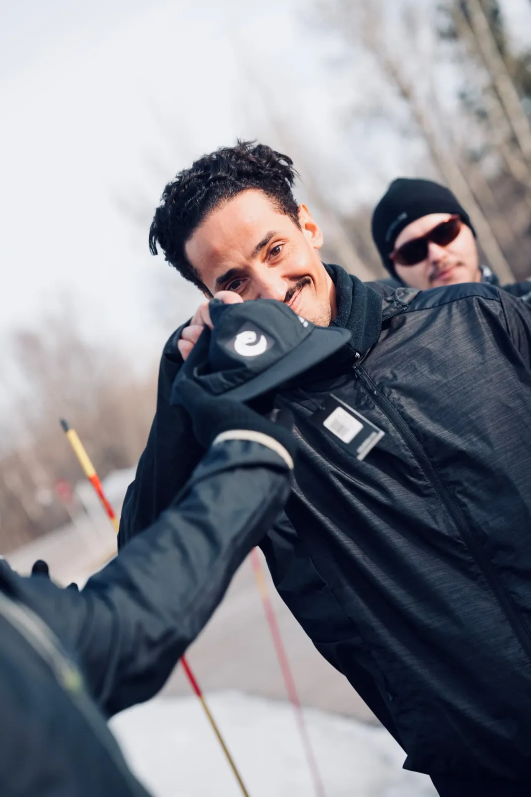 Coureurs qui se saluent lors d'une sortie hivernale du Club la Panthère