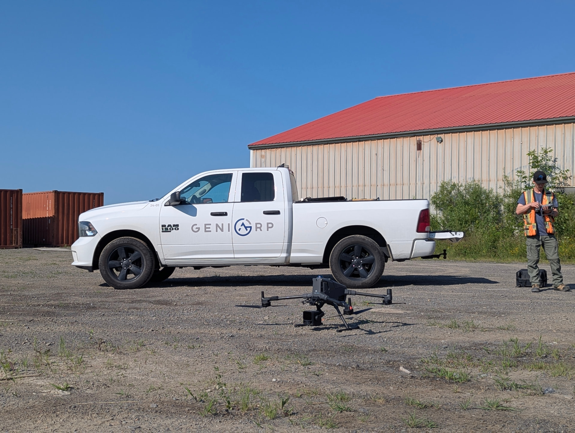 Camion et drone d’arpentage de Géniarp sur un chantier.