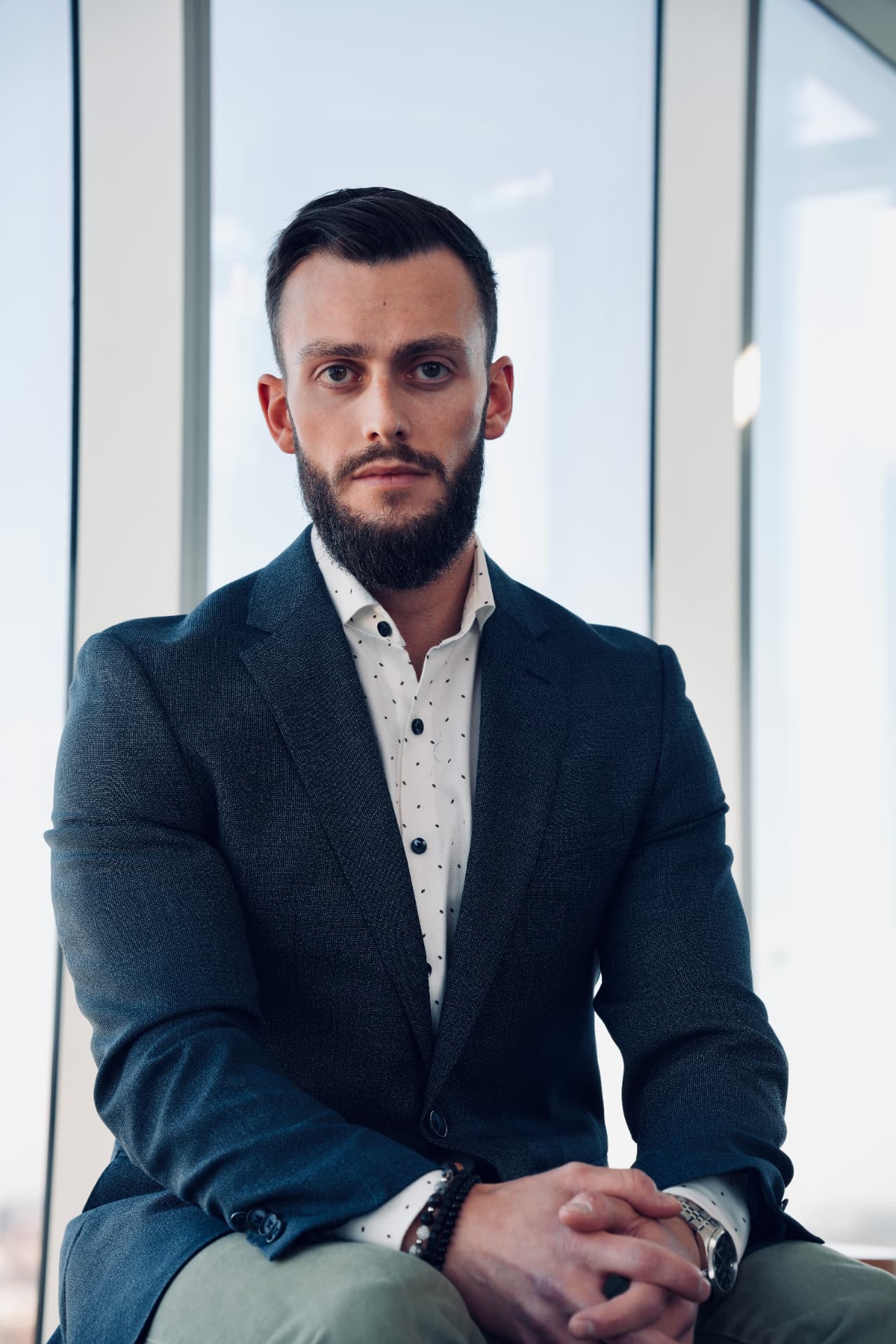 Portrait d'Alexandre Richard devant la caméra, en veston de business