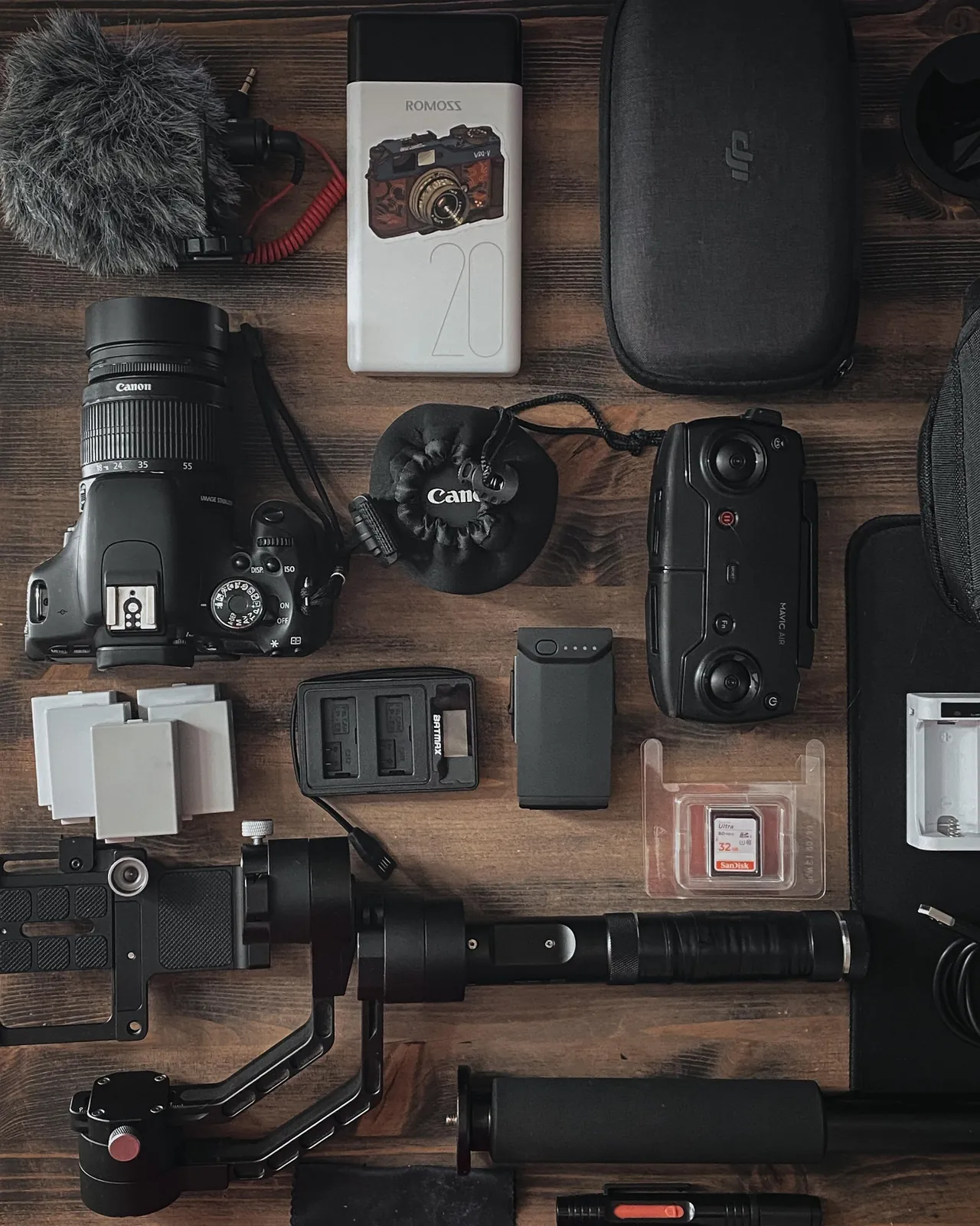 Caméra, drone, micro et stabilisateur prêts pour un tournage chez un client