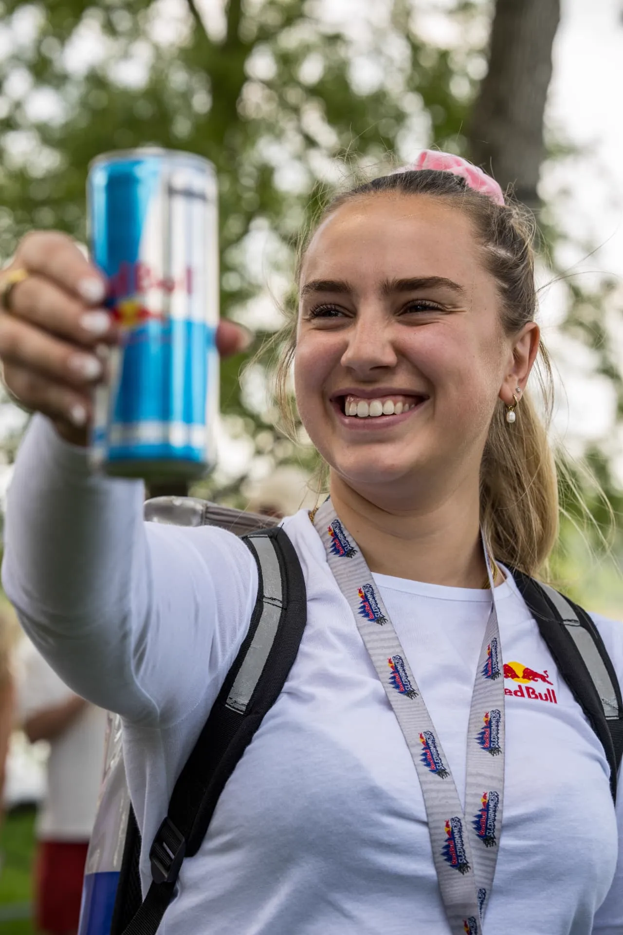 Participante souriante avec une canette lors de l'événement
