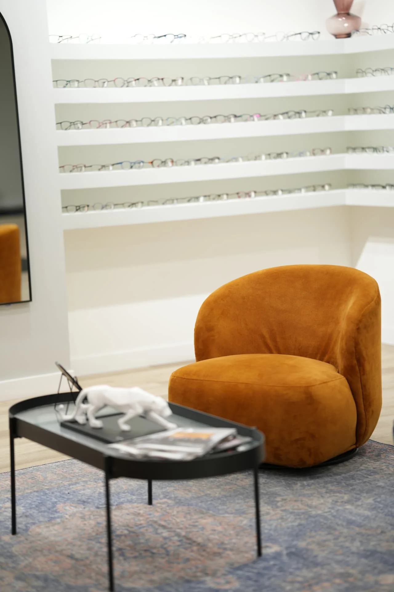 Fauteuil jaune et table basse dans l'espace d'accueil SKYVISION.