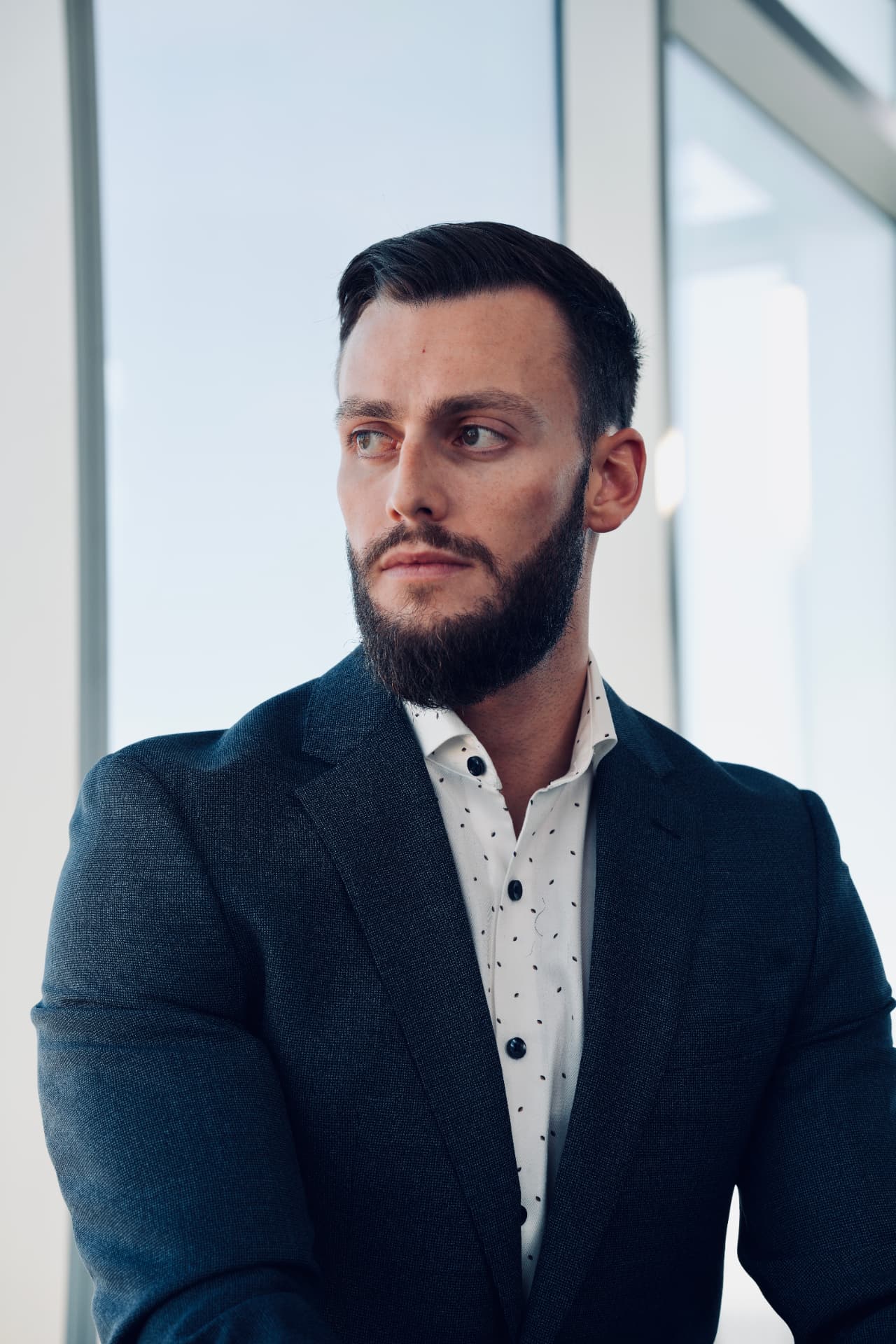 Portrait de profil d'Alexandre Richard en réflexion, dans un environnement de bureau lumineux