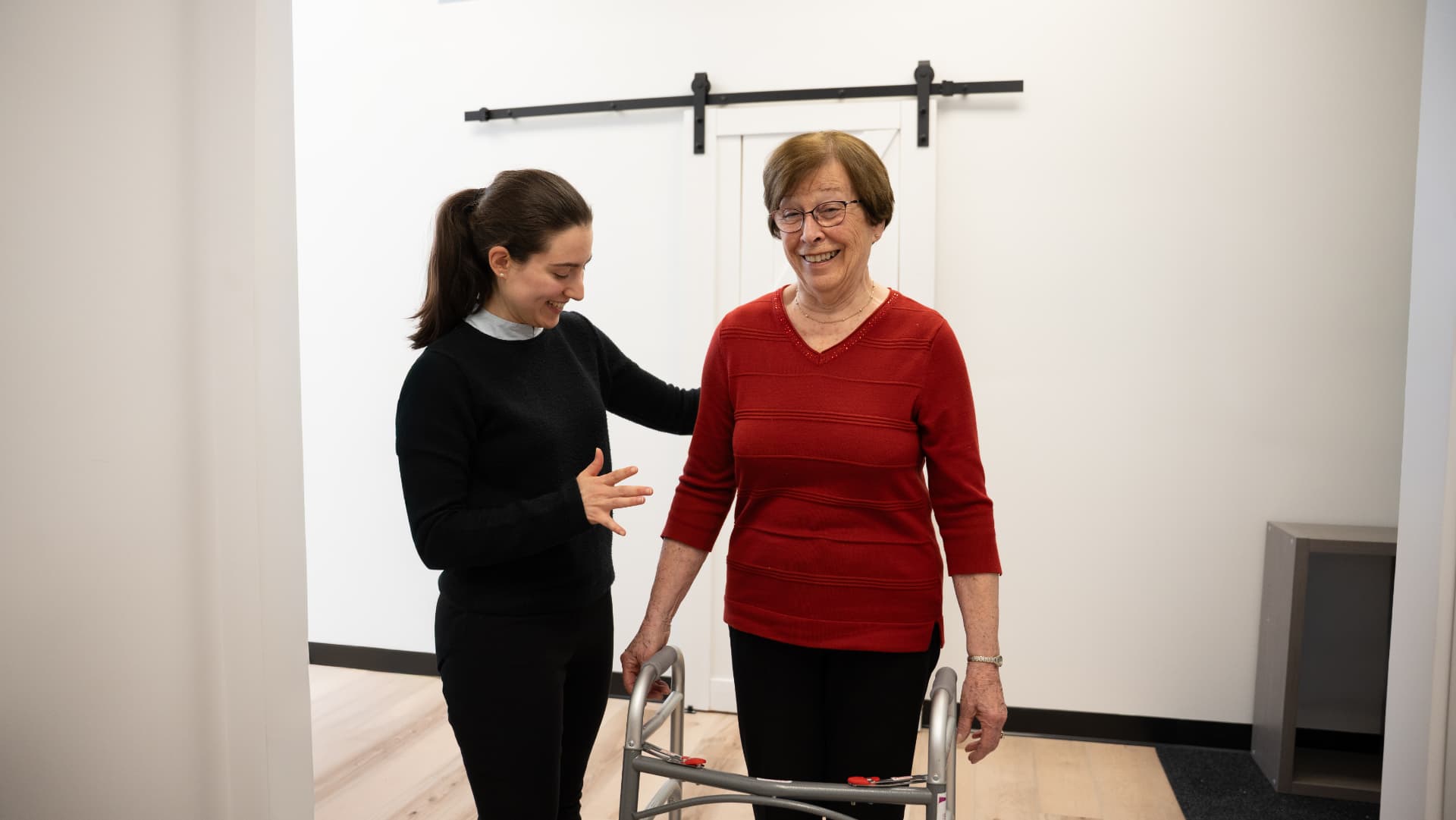 Physiothérapeute accompagnant une patiente lors d'un exercice de marche