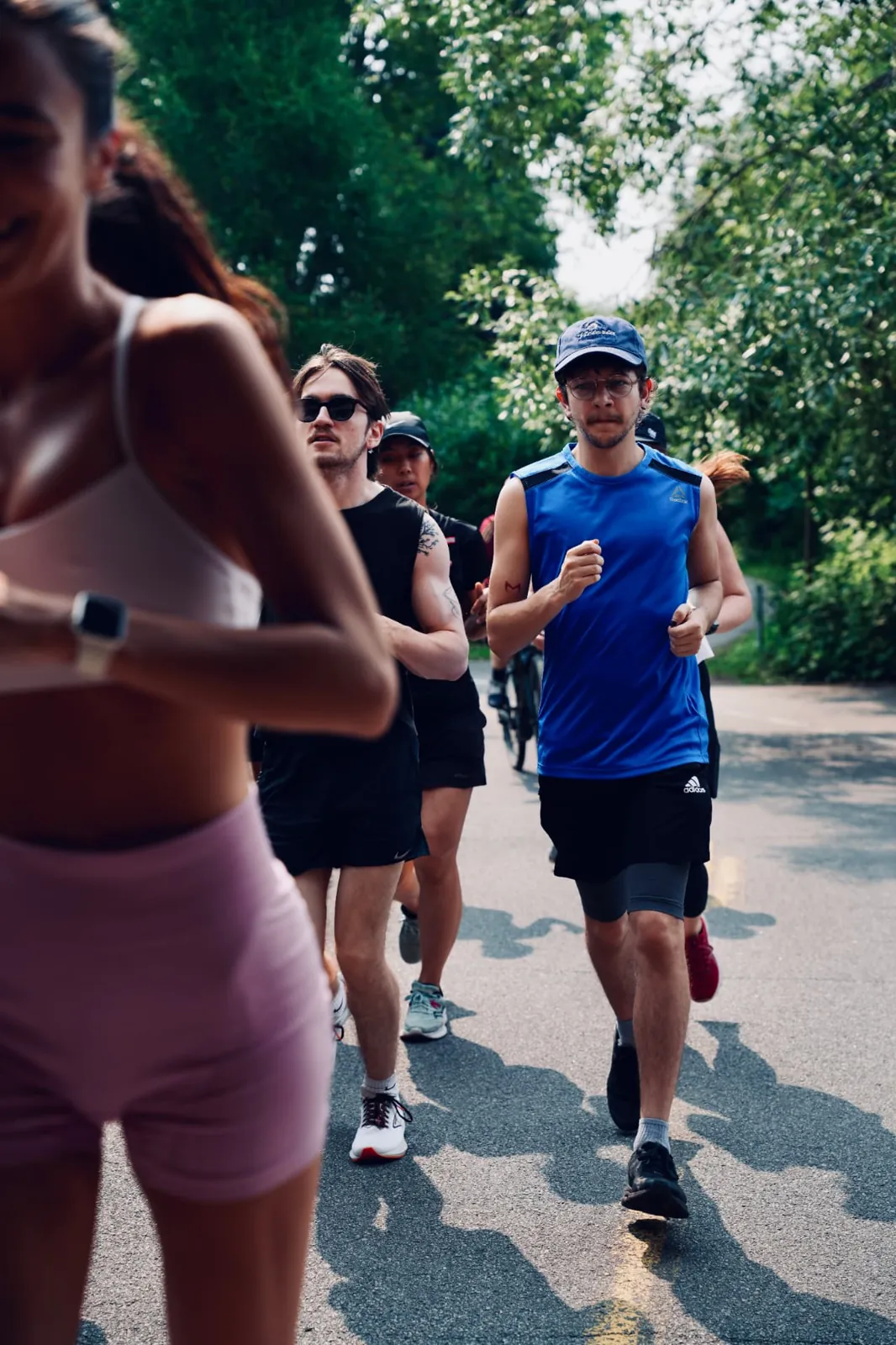 Groupe de coureurs du Club la Panthère en sortie sur une piste à Québec