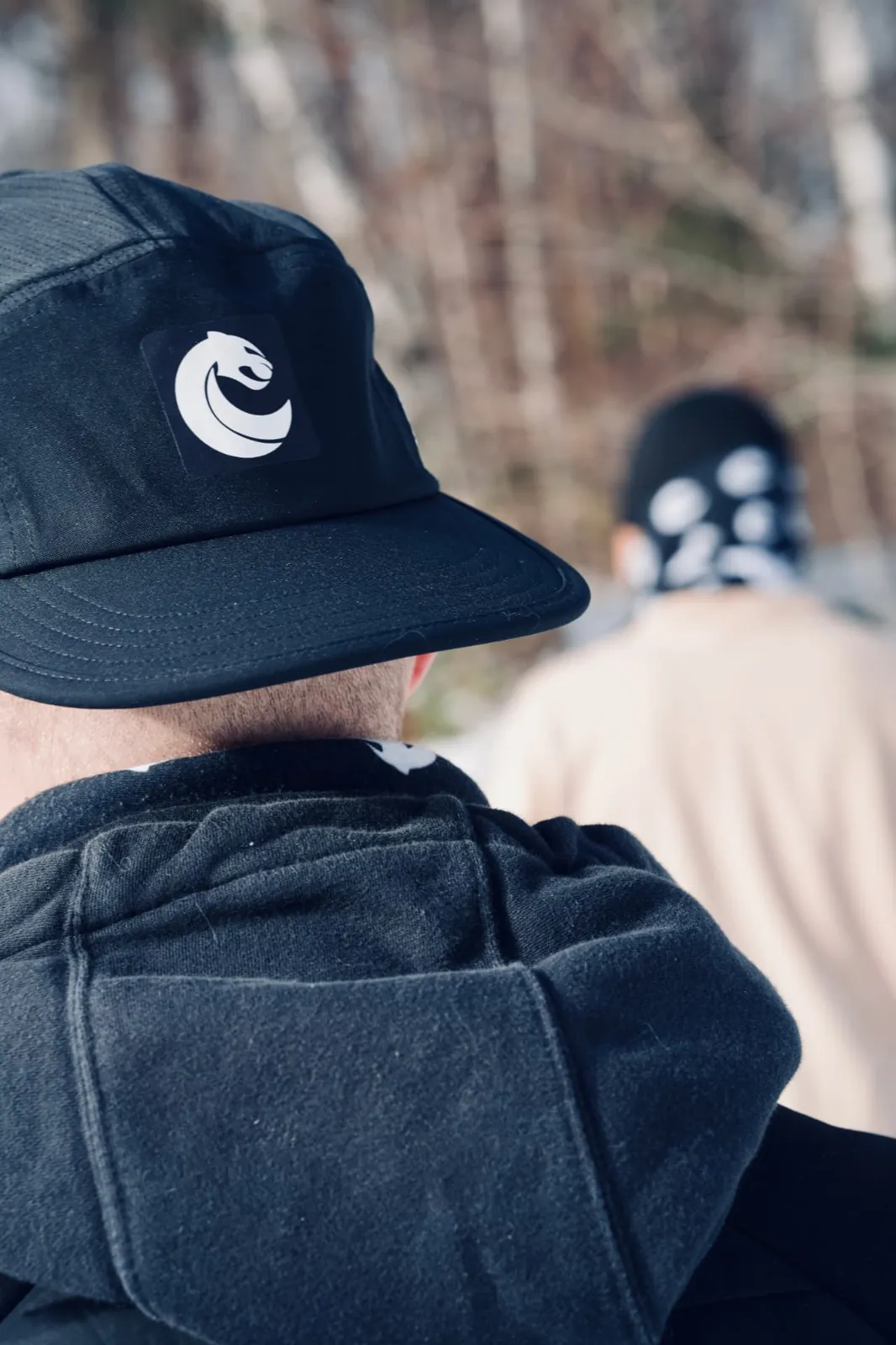 Casquette aux couleurs du Club la Panthère lors d'une sortie hivernale