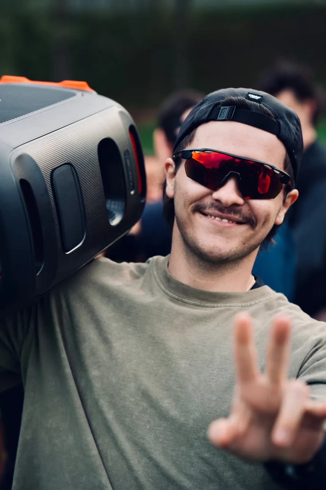 Participant avec l'enceinte de musique lors d'un rassemblement du club