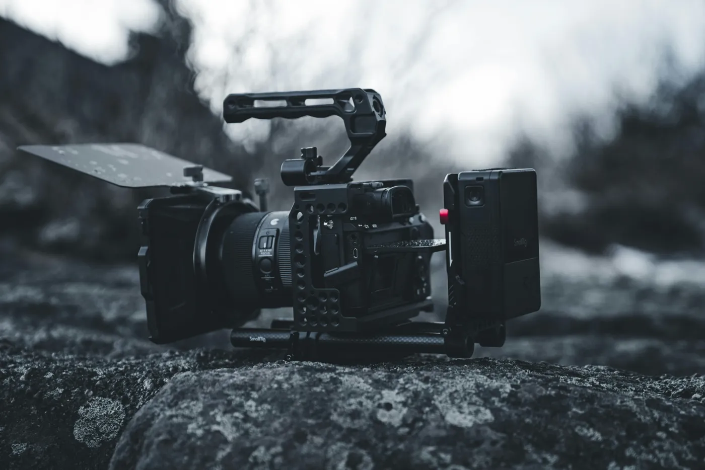 Caméra de tournage avec moniteur externe installée en extérieur