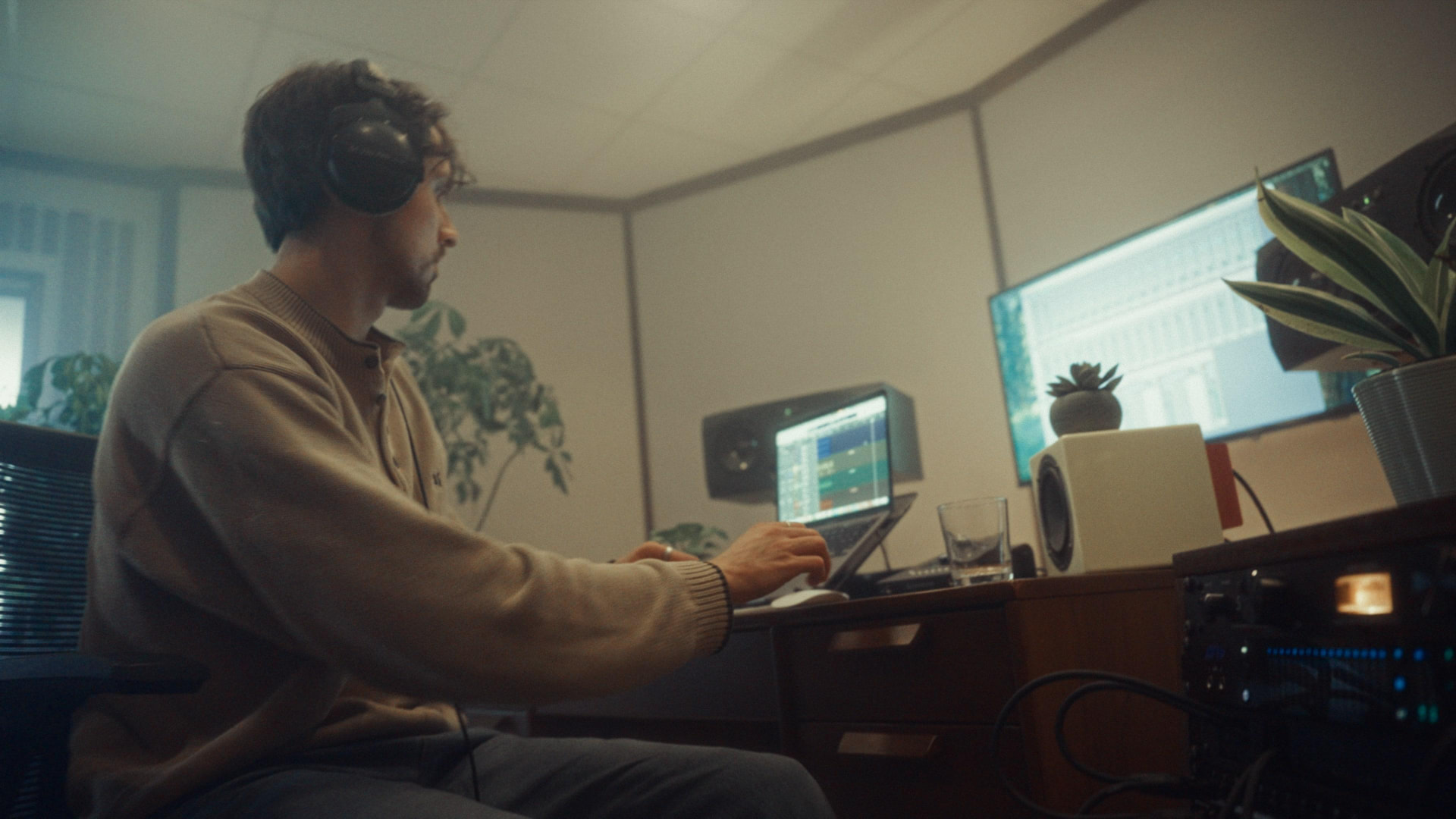 Travail de mixage et de post-production au casque chez Studio Balance