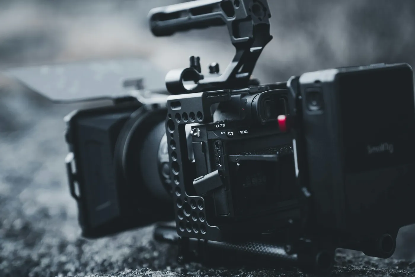 Caméra Sony montée sur cage avec moniteur externe pour un tournage corporatif