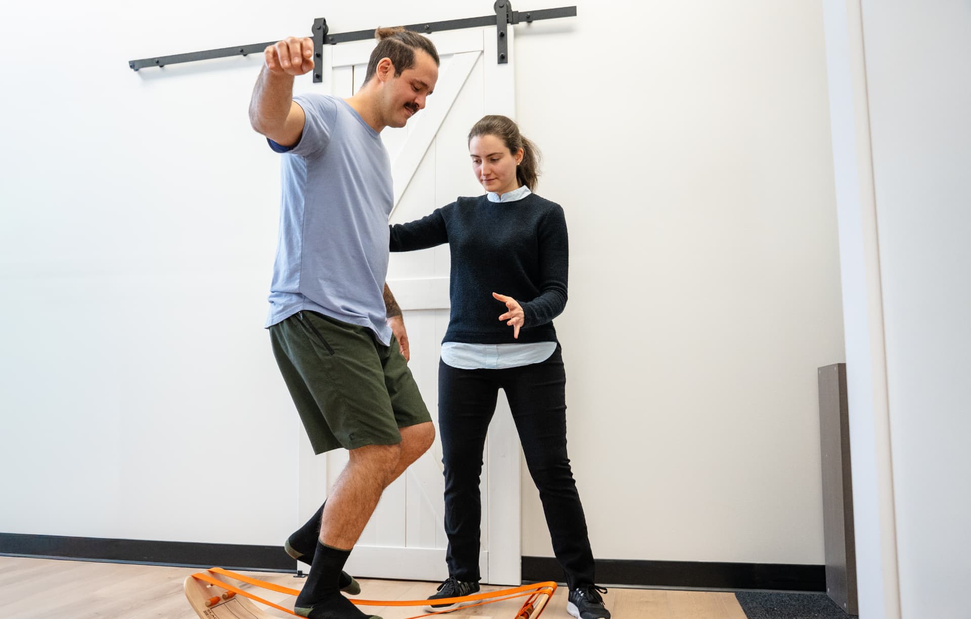 Exercice de rééducation de l'équilibre encadré par la physiothérapeute