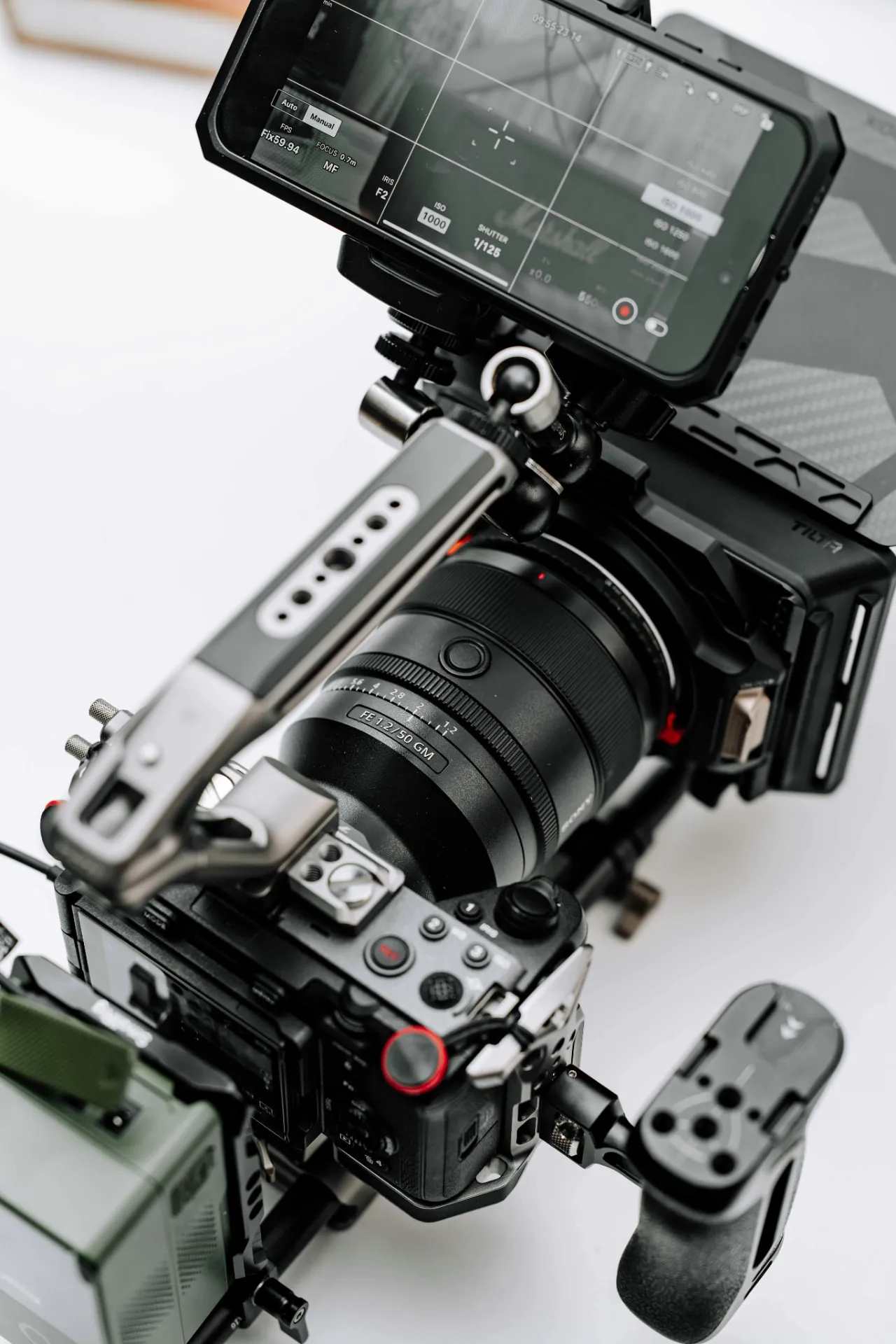 Caméra de cinéma montée sur cage avec moniteur externe, utilisée pour les tournages chez nos clients