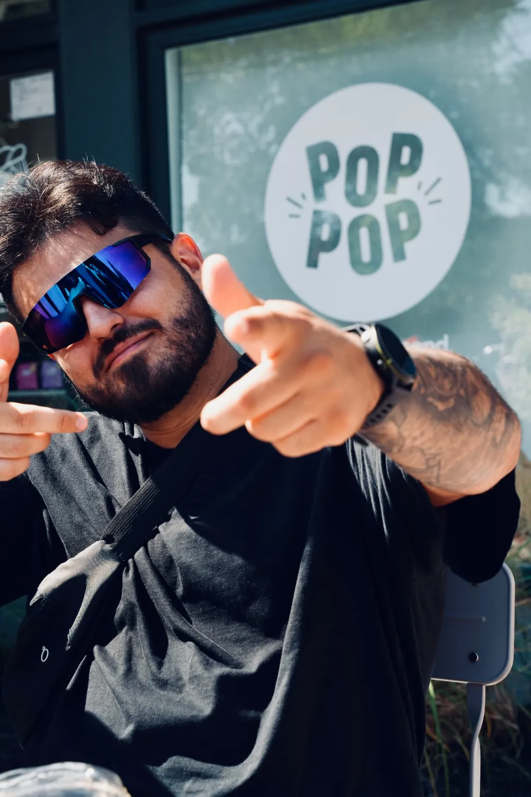 Participant devant la vitrine d'un commerce partenaire du Club la Panthère