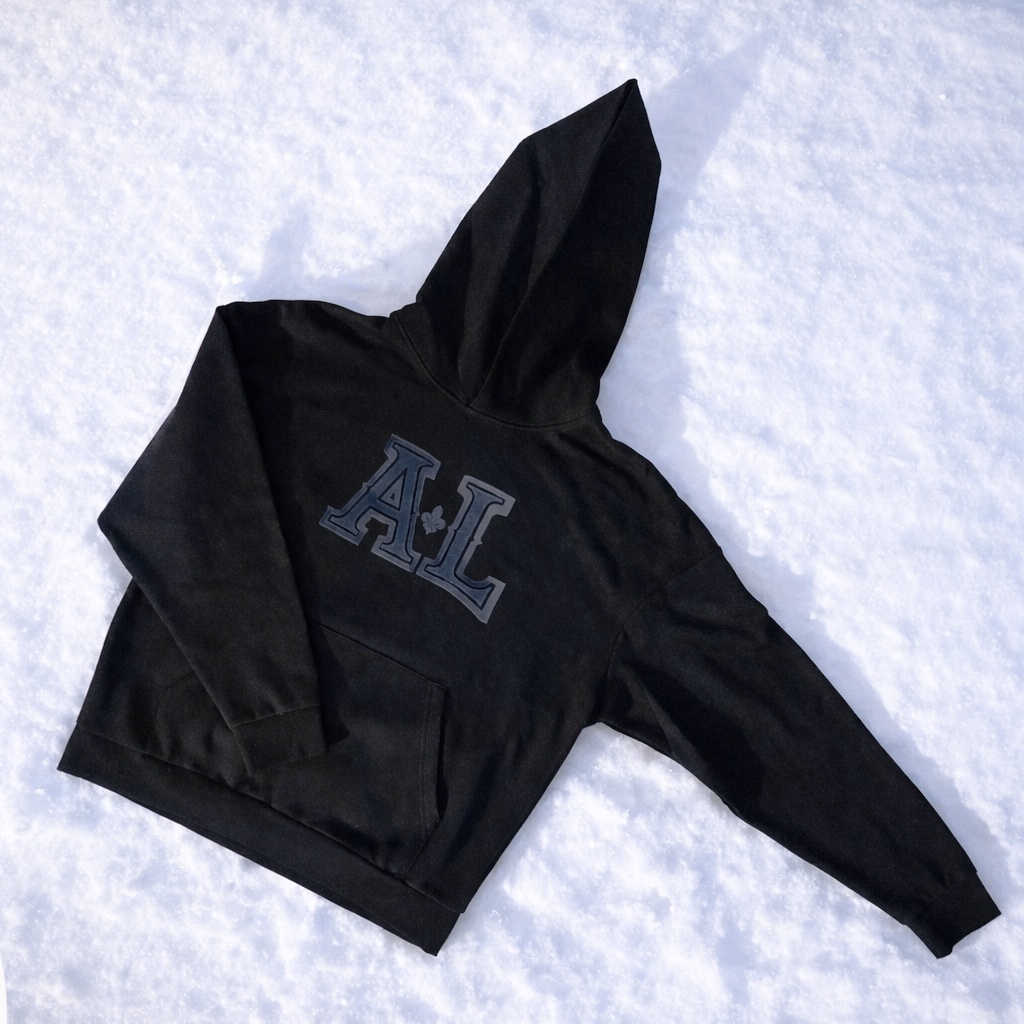 Hoodie noir AL fleur de lys dans la neige, boutique officielle Arpin Lépine