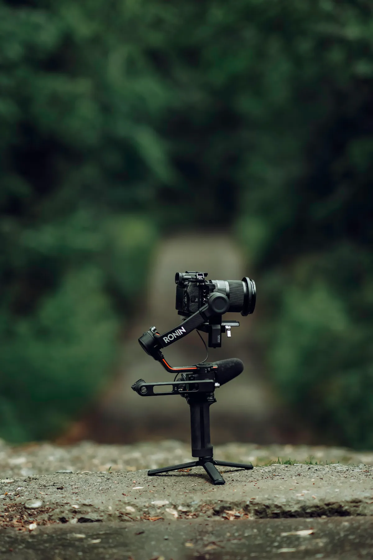 Caméra sur stabilisateur Ronin prête pour un tournage d'entreprise au Québec