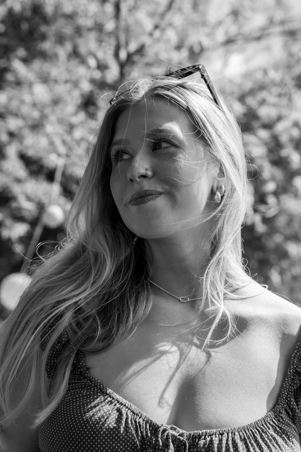Portrait noir et blanc d'une invitée pendant l'événement