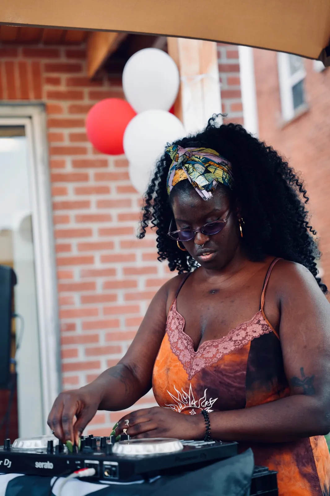 DJ qui anime un rassemblement du Club la Panthère à Québec