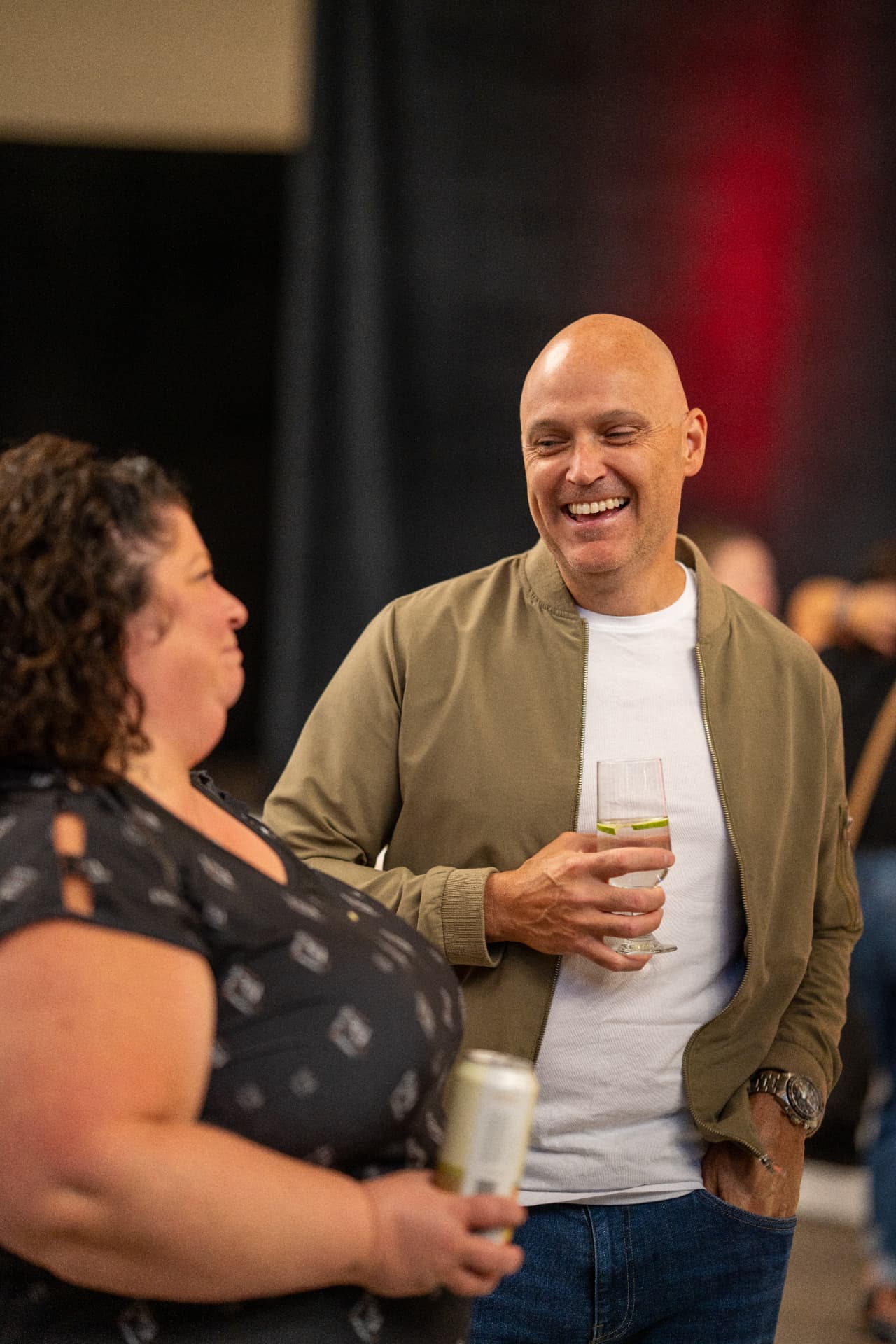 Invités qui rient ensemble pendant le show d'humour de la soirée BVA CPA à Thetford Mines