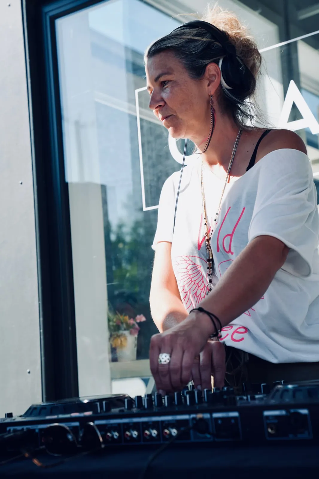 DJ aux platines lors d'un événement spécial du club de course