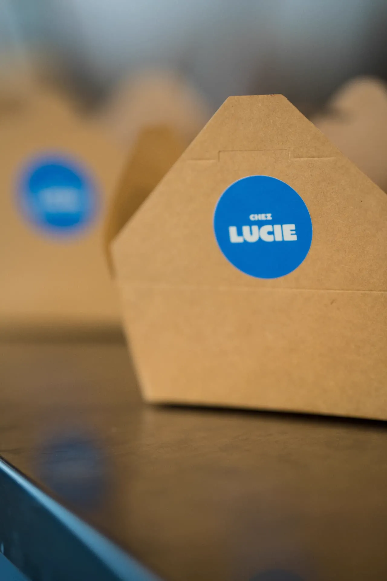 Boîtes de commande à emporter avec l'autocollant Chez Lucie