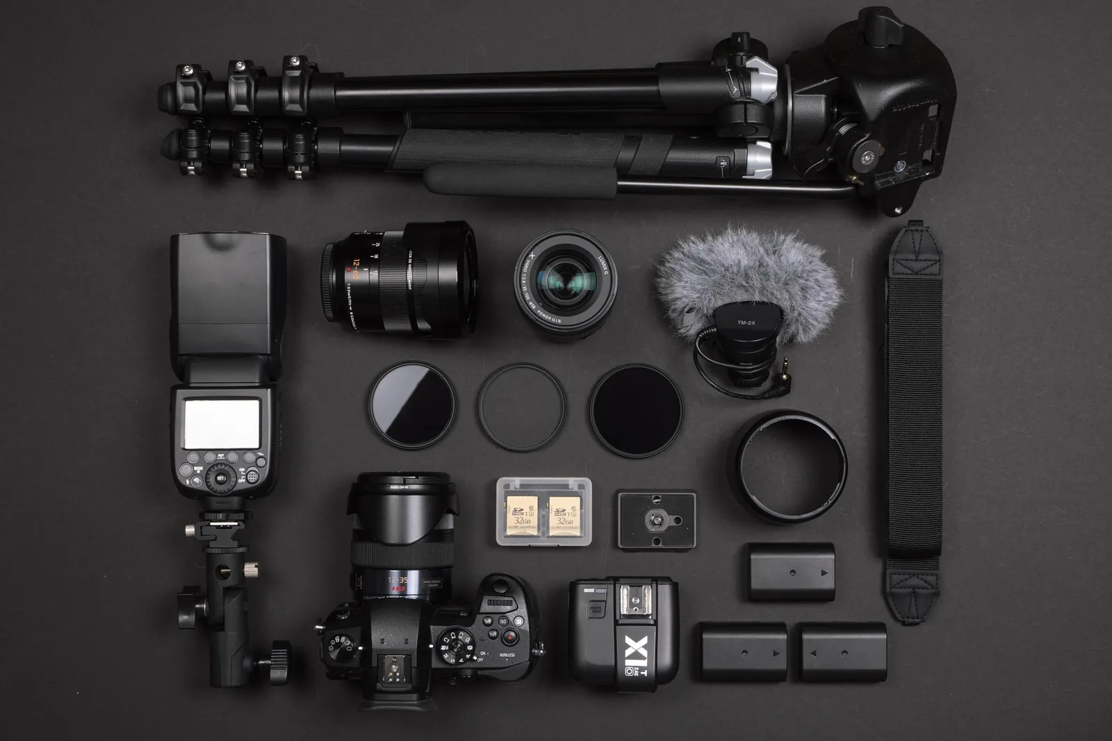 Équipement complet de photo et de vidéo posé à plat