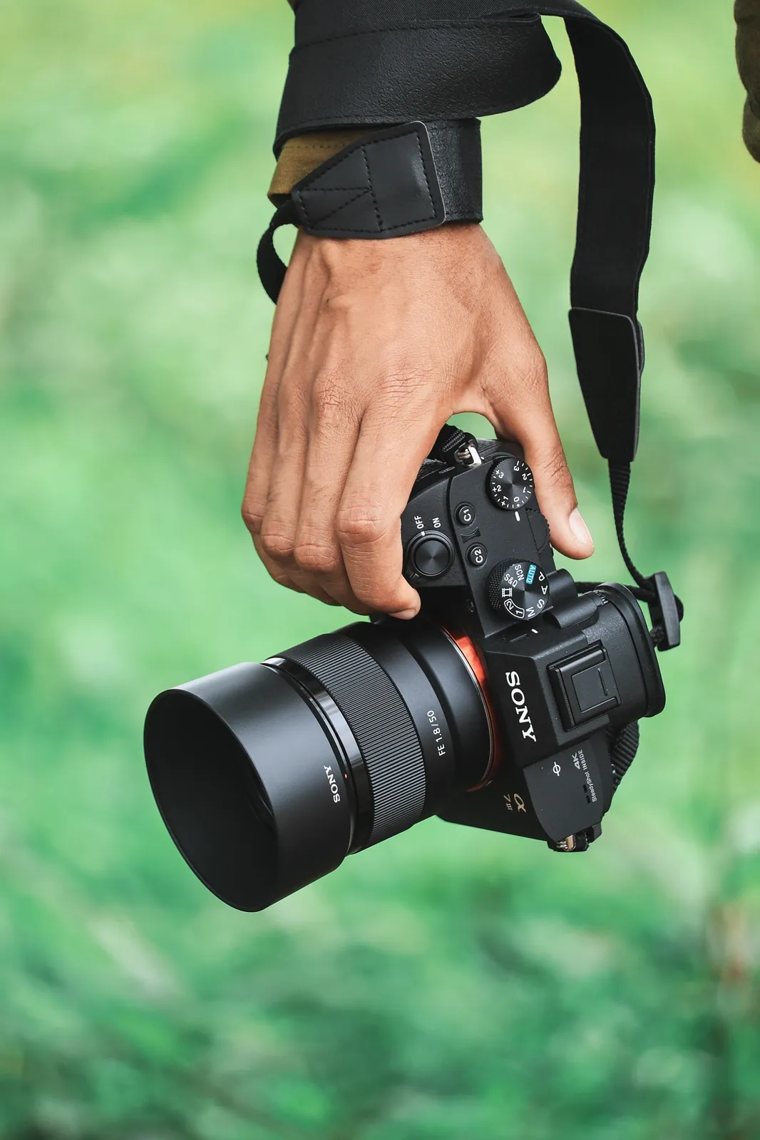 Caméra plein format tenue à la main pendant un tournage en extérieur