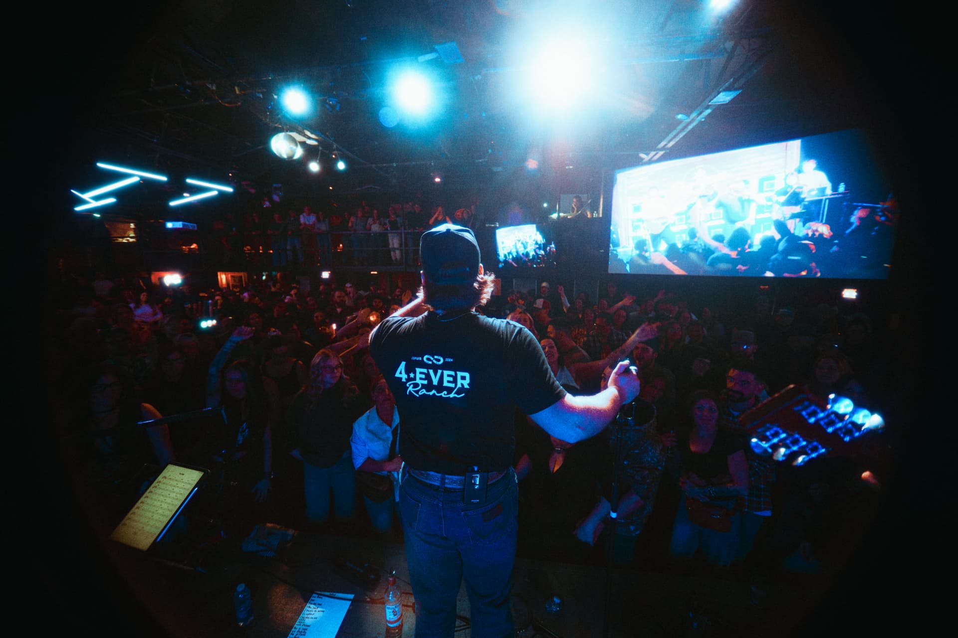 Arpin Lépine sur scène devant la foule, t-shirt 4-Ever Ranch