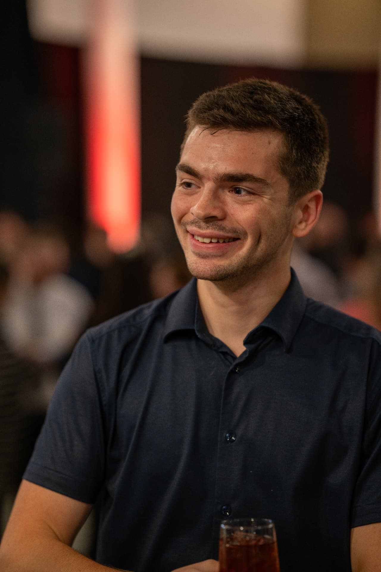 Invité souriant avec son verre, ambiance de la soirée photo d'entreprise BVA CPA