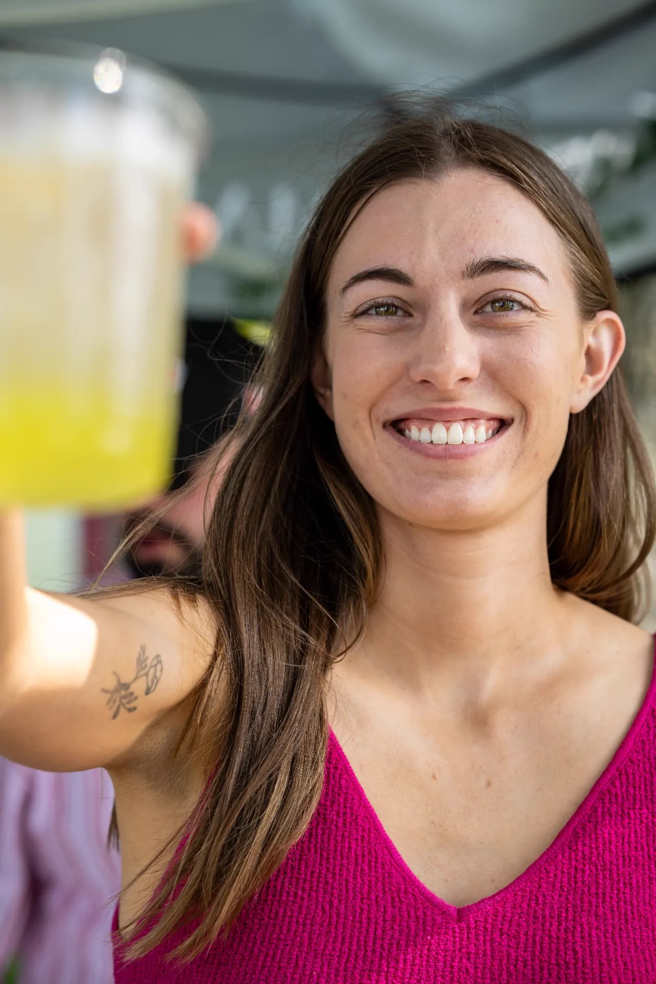 Invitée avec un verre pendant l'événement extérieur