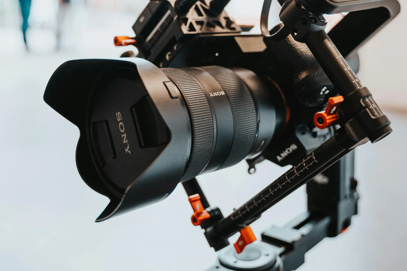 Caméra Sony montée sur un stabilisateur pour un tournage d'entreprise